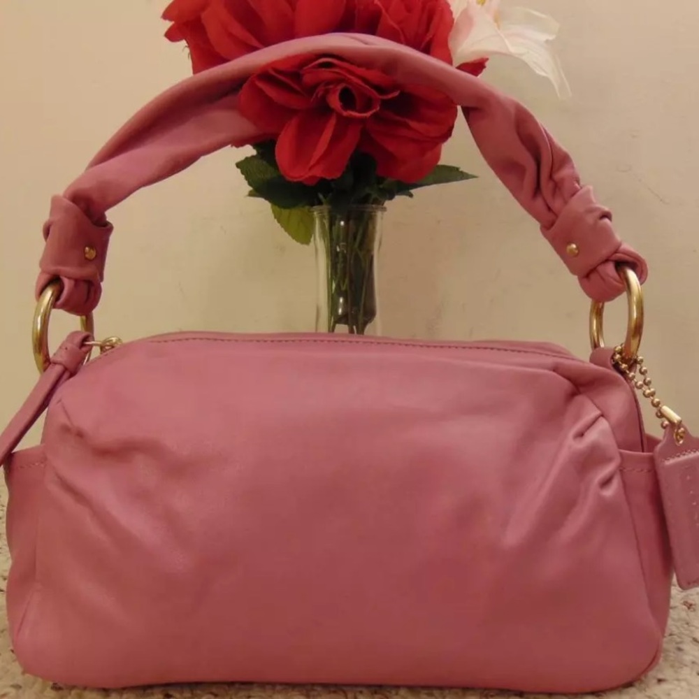 Pink Coach shoulder bag. Perfect for spring and summer!